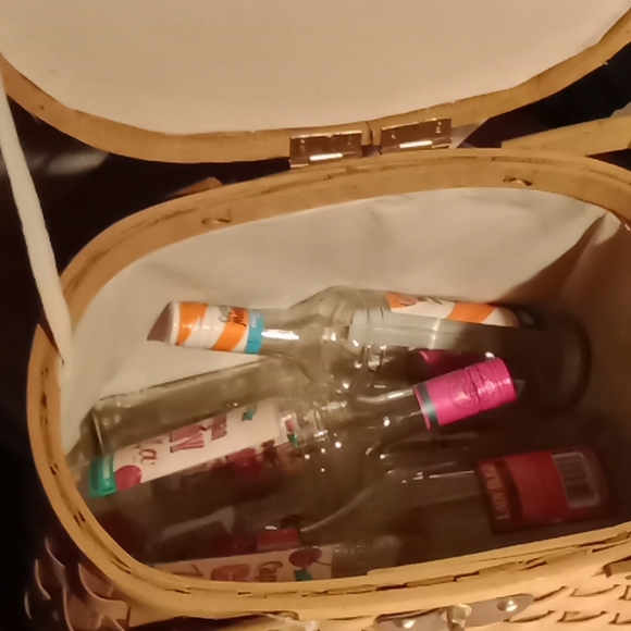 Really nice chip wood picnic basket with an extra deep pouch - Picture 3 of 5